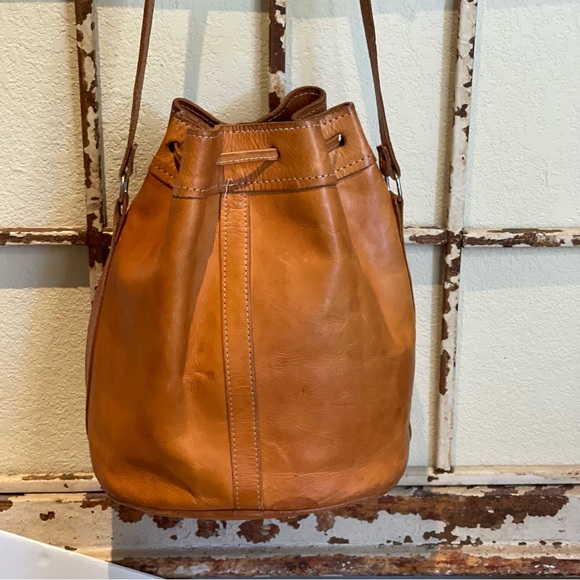 Leaders in leather tan leather drawstring bucket bag - Picture 8 of 12
